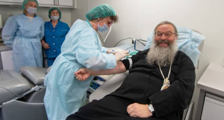 «Мы должны делиться силами своей жизни»: митрополит Казанский Кирилл стал донором