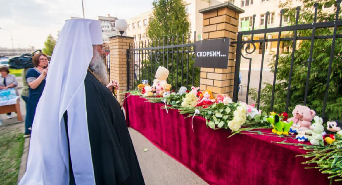 Митрополит Казанский Кирилл пообщался с родными погибших при атаке на школу Казани