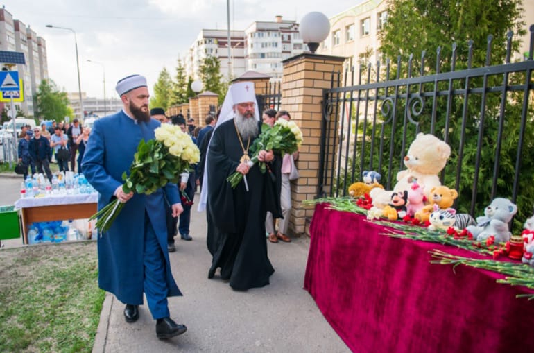 Митрополит Казанский Кирилл помолился у мемориала перед школой, где произошла трагедия