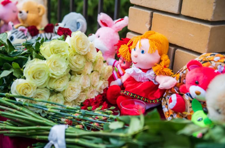 Митрополит Казанский Кирилл помолился у мемориала перед школой, где произошла трагедия