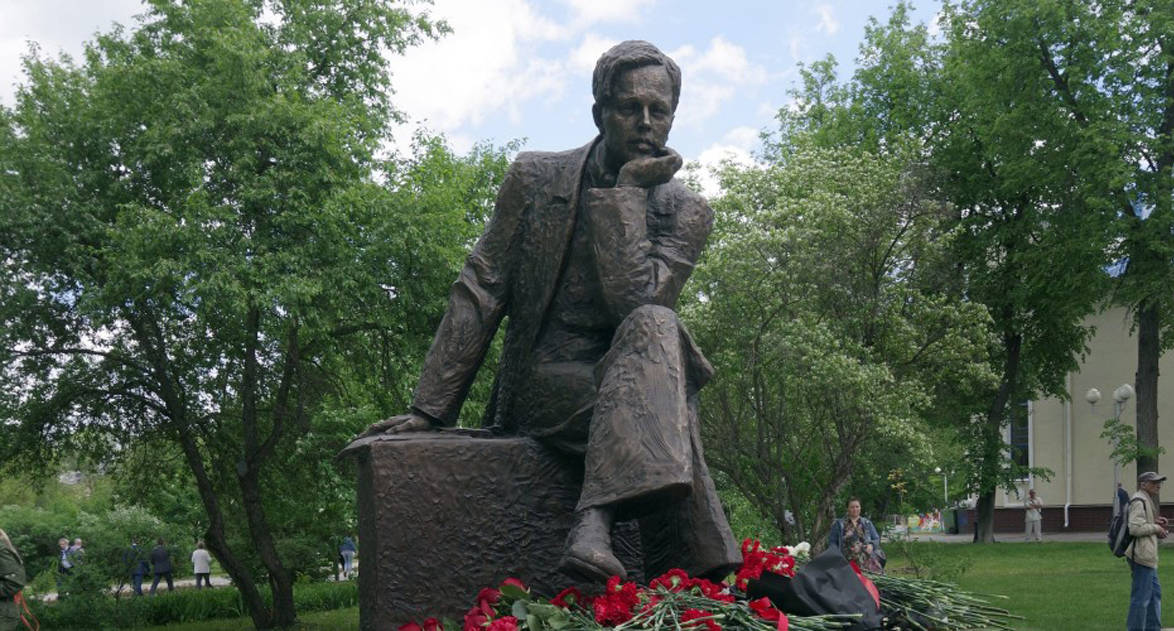В день 100-летия академика Андрея Сахарова памятник ему открыли в Сарове