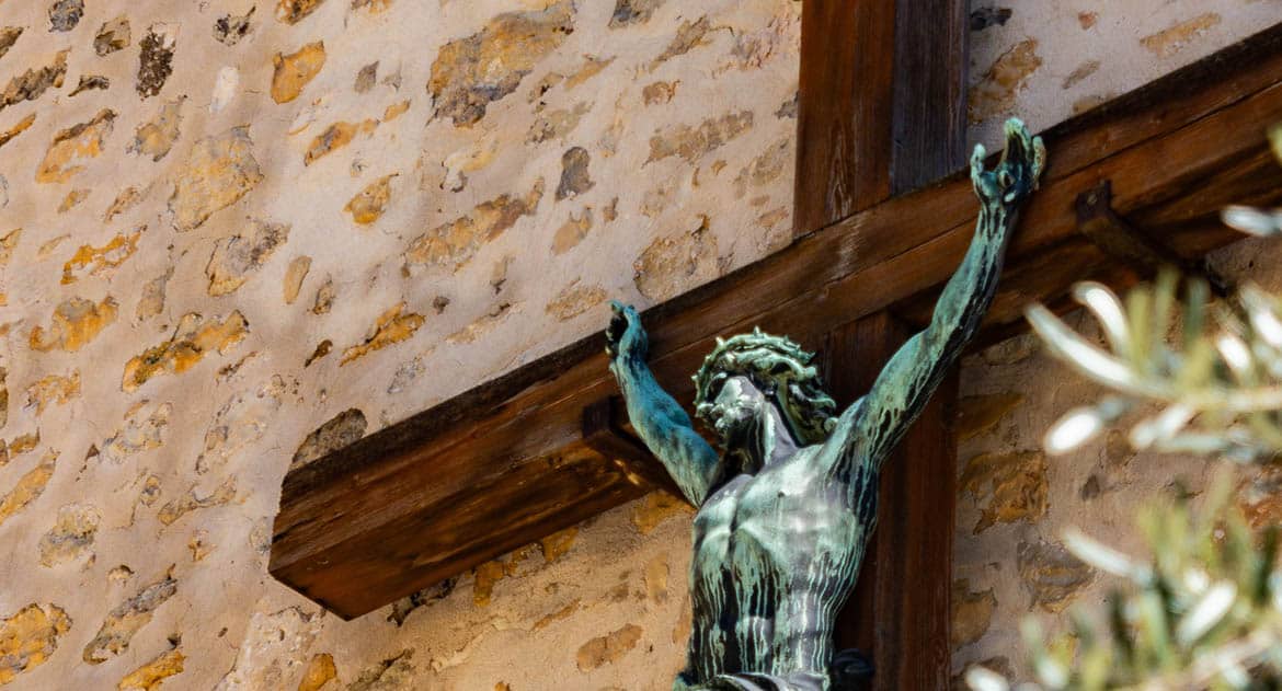Разве не запрещено поклоняться иконам и носить крест?