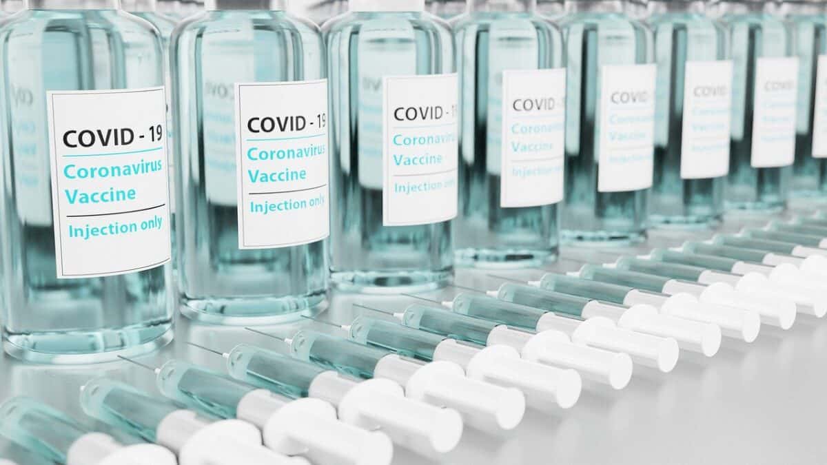 Что говорят о вакцинации от коронавируса священники и врачи?