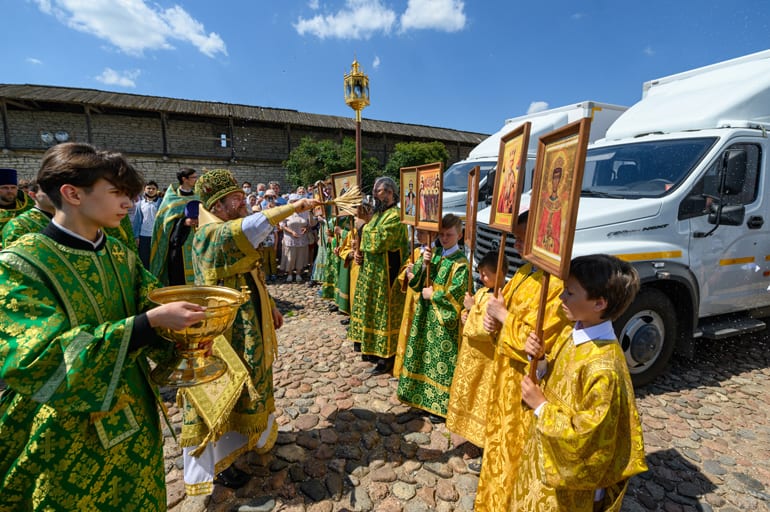 Псковская епархия передала медикам автомобильные комплексы широкого профиля