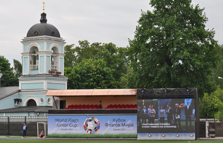 «С Божией помощью, поехали!»: Дмитрий Губерниев открыл детский турнир под благовест, когда не заиграла музыка