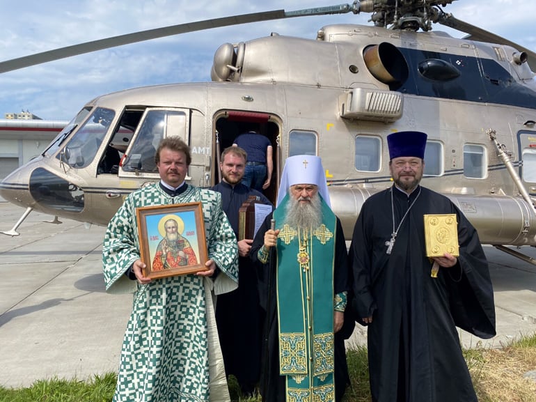 Митрополит Варсонофий облетел Петербург с иконами и молитвами об избавлении от ковида
