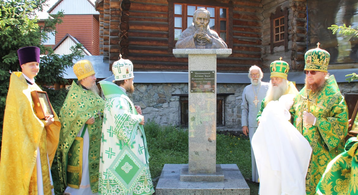 Памятник-бюст митрополиту Антонию Сурожскому открыли в Горно-Алтайске