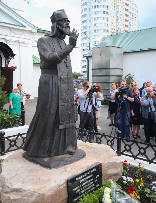 Первый в России памятник архимандриту Иоанну (Крестьянкину) открыли в Орле