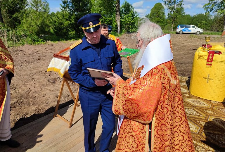 На месте захоронения солдат и мирных жителей под Новгородом установили поклонный крест