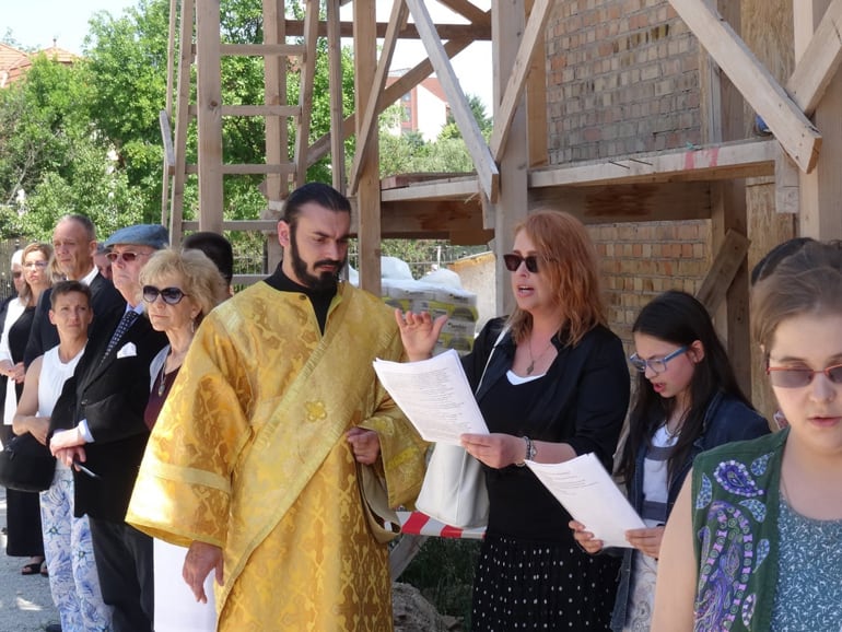 Добрались до креста: в венгерском Хевизе достраивают храм, объединивший город