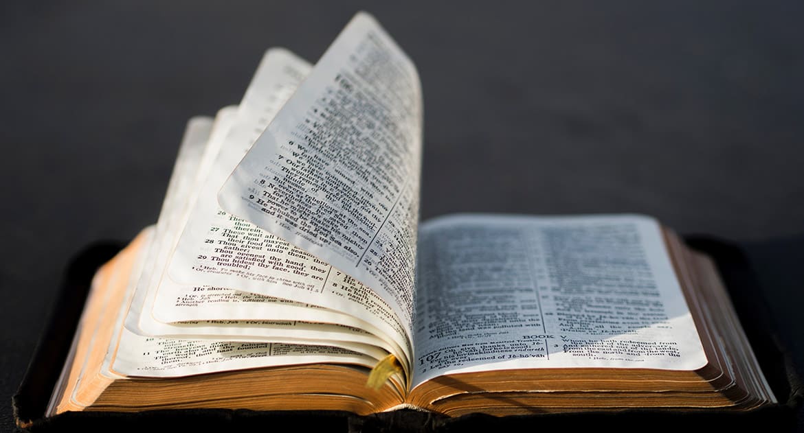 Обязательно ли читать Евангелие стоя? Я после инсульта