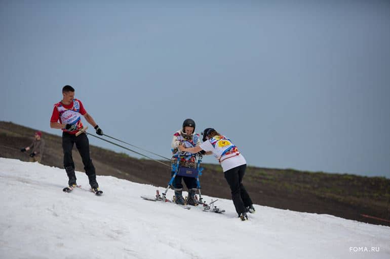 «Что значит растить ребенка с тяжелой болезнью, я знаю по себе» — история спортсмена, который учит даже неходящих детей кататься на горных лыжах