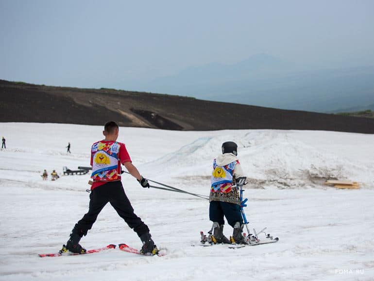 «Что значит растить ребенка с тяжелой болезнью, я знаю по себе» — история спортсмена, который учит даже неходящих детей кататься на горных лыжах