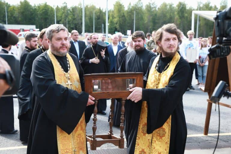 Мощи святого князя Александра Невского пронесли по трассе М-11 «Нева»