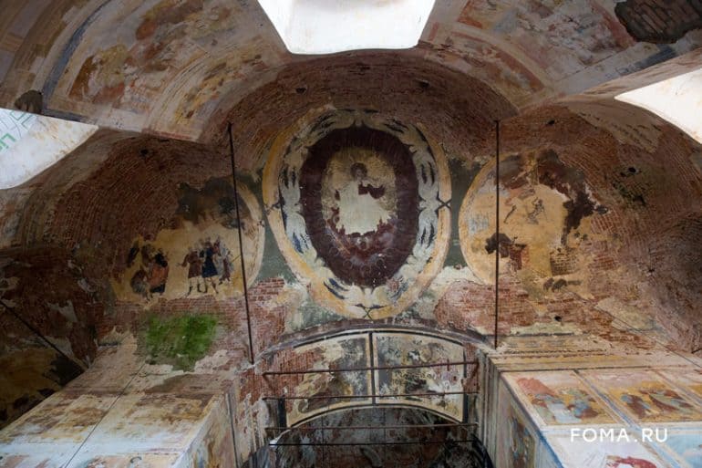 В круглой церкви села Курба сохранят уникальные фрески. Фоторепортаж с престольного праздника