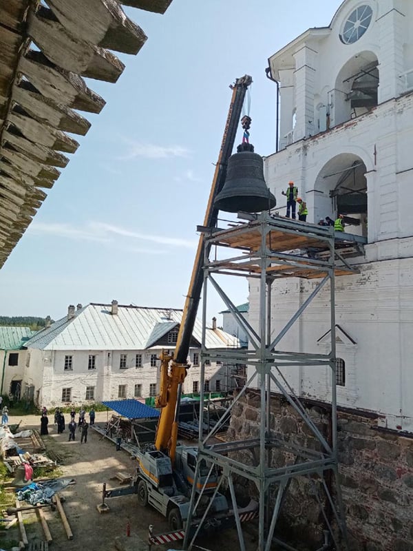 Уникальную колокольную звонницу установили в Соловецком монастыре