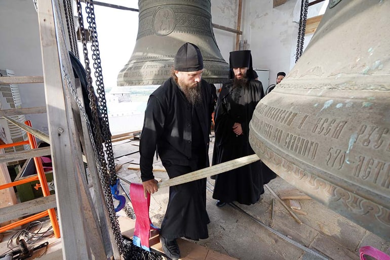 Уникальную колокольную звонницу установили в Соловецком монастыре
