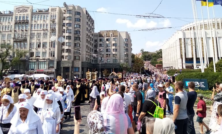350 тысяч верующих прошли в Киеве крестным ходом в честь дня Крещения Руси