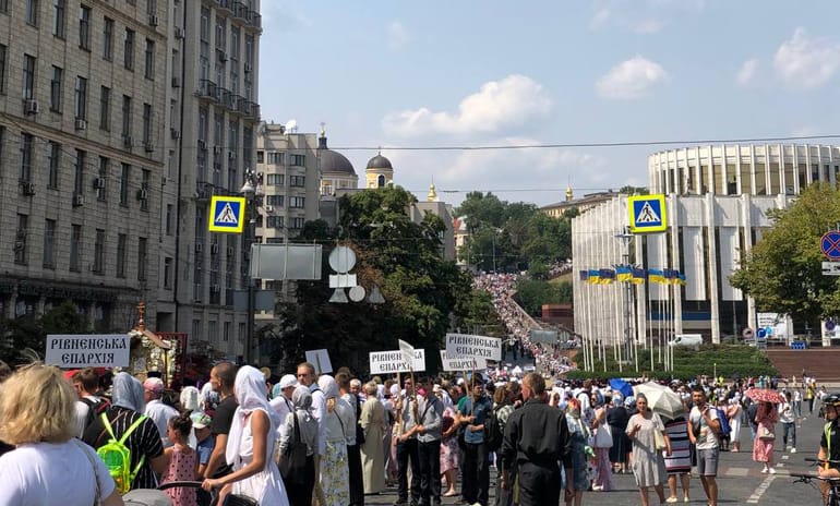 350 тысяч верующих прошли в Киеве крестным ходом в честь дня Крещения Руси