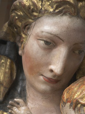 В США отреставрировали редкую терракотовую скульптуру Богородицы XV века
