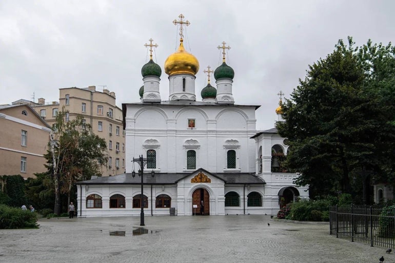 В Сретенском монастыре Москвы отреставрируют уникальные фрески XVIII века