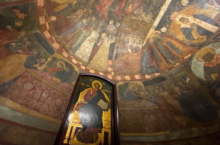 В Сретенском монастыре Москвы отреставрируют уникальные фрески XVIII века