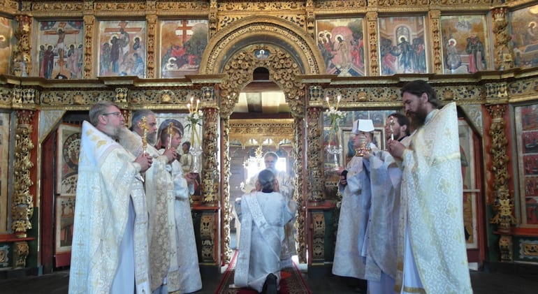 В новоосвященной Преображенской церкви Кижей совершили первую за 84 года Литургию