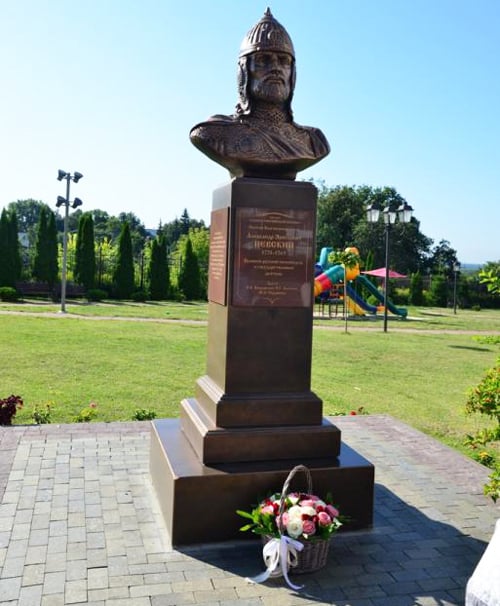 Николай Валуев помог установить у главного храма Брянска памятник Александру Невскому