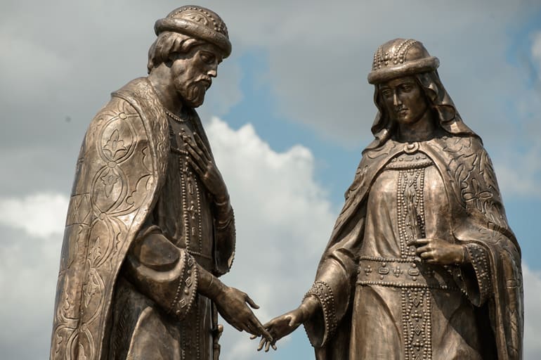 При въезде в Воронеж установили один из самых больших памятников Петру и Февронии