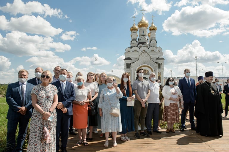 При въезде в Воронеж установили один из самых больших памятников Петру и Февронии