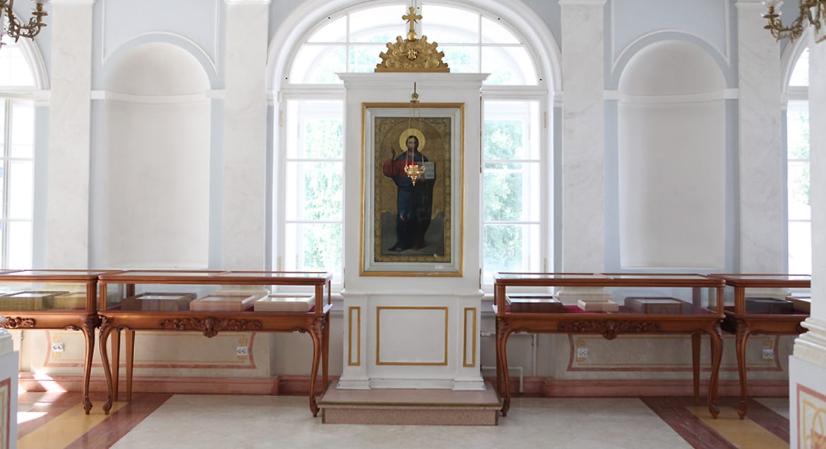 Реликварий с частицами мощей 15 святых открыли в Александро-Невской лавре
