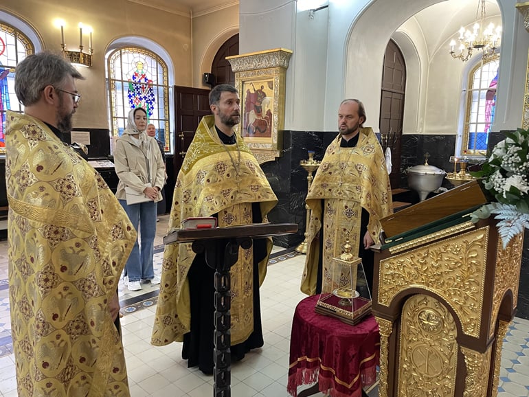 Потомки священномученика передали часть его одежды храму в Петербурге