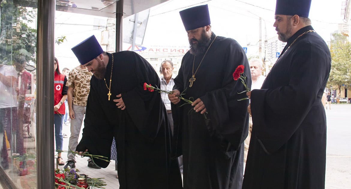 Воронежские священники молятся о погибших и помогают пострадавшим при взрыве автобуса