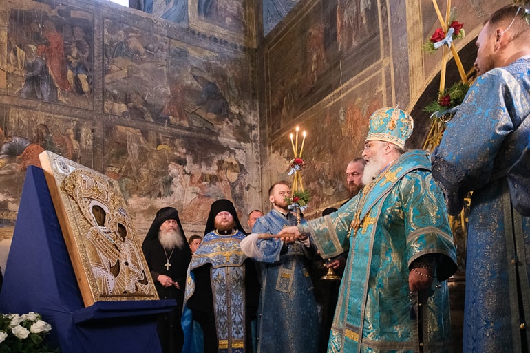 Для верующих Казахстана освятили точную копию Тихвинской иконы