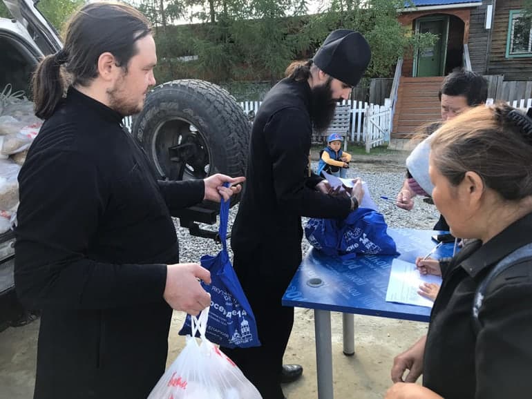 Якутская епархия передала медикаменты и продукты пострадавшим от пожаров