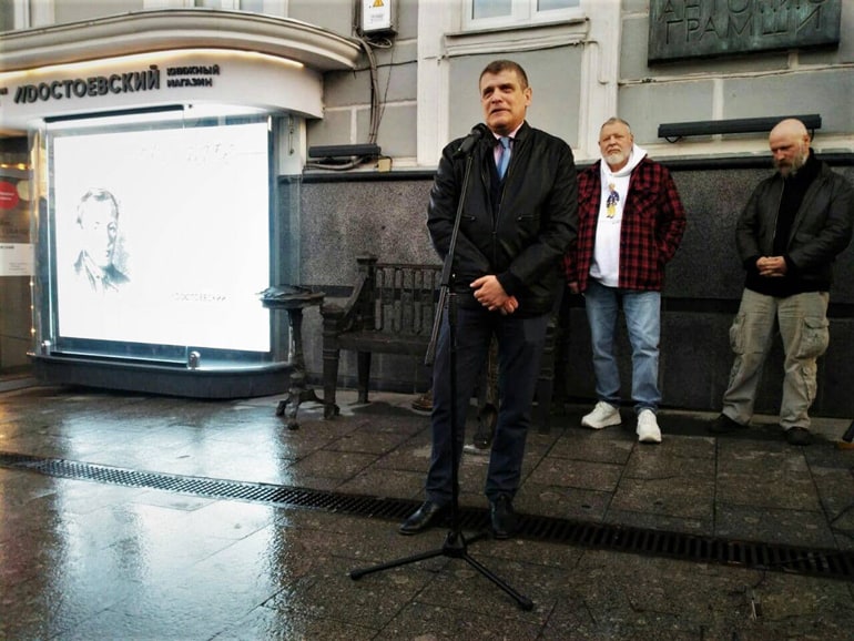 В Москве теперь можно посидеть на скамейке с молодым Достоевским