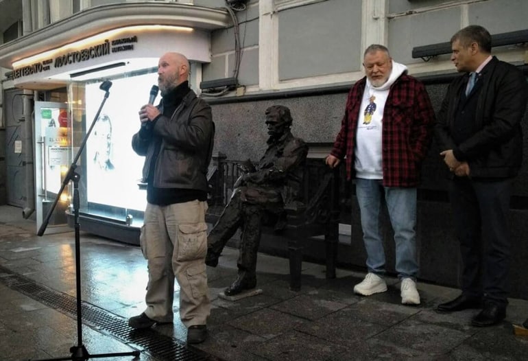 В Москве теперь можно посидеть на скамейке с молодым Достоевским