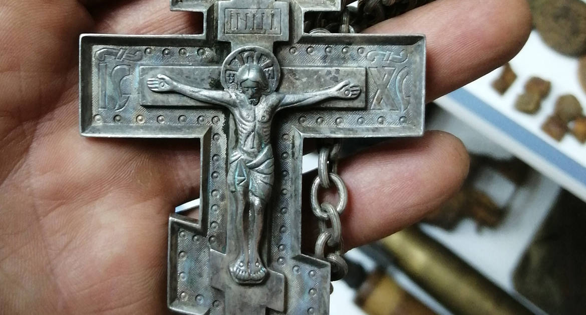 В местах сражений Великой Отечественной найдены наперсный крест и Казанская икона