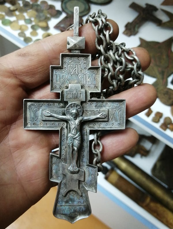 В местах сражений Великой Отечественной найдены наперсный крест и Казанская икона