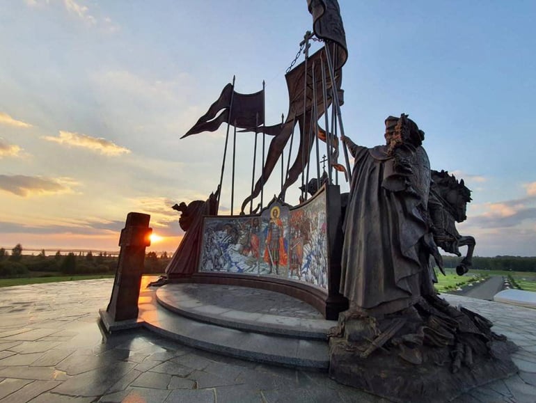 На берегу Чудского озера открыли мемориал Александру Невскому с дружиной