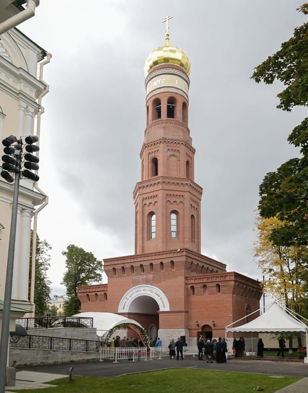 Патриарх Кирилл освятил восстановленную колокольню Новодевичьего монастыря Петербурга
