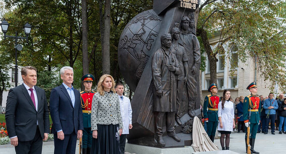 В Москве открыли памятник медикам – героям борьбы с коронавирусом