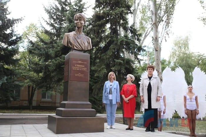 В Луганске открыли первый на Донбассе памятник Елизавете Глинке