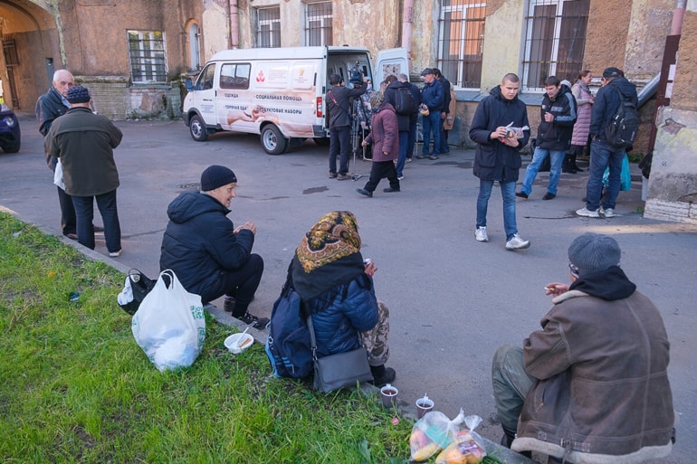 К бездомным и малообеспеченным петербуржцам поехал «Автобус милосердия»
