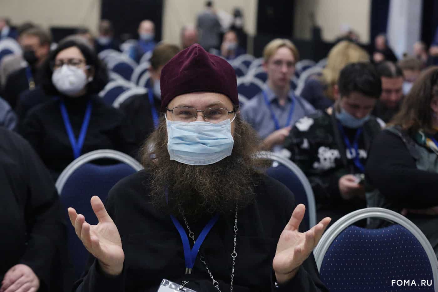 крестный папа церковь крещение. православие. женщина и священник в храме. можно ли в церковь в берете. крестины ребенка.