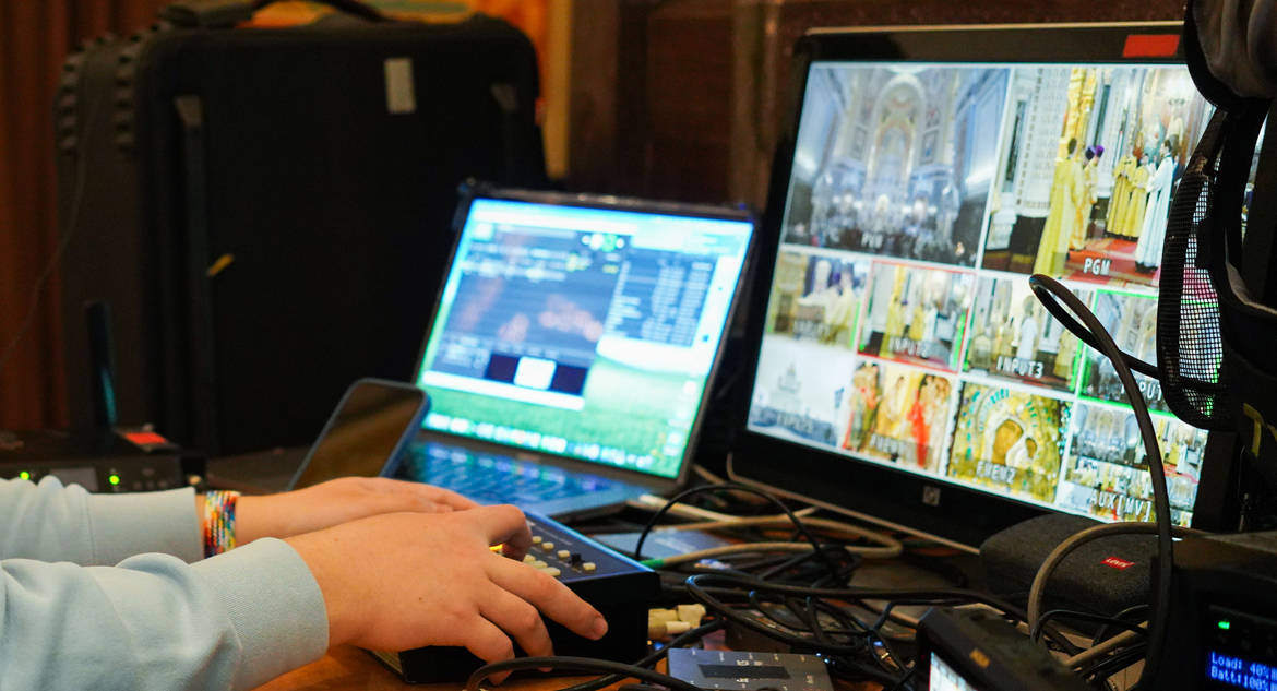 Власти Киева призвали верующих в пасхальную ночь смотреть онлайн-трансляции служб