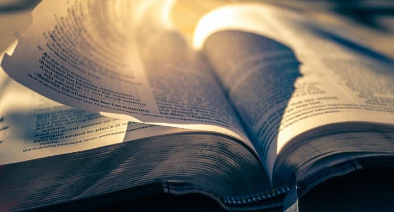 Поцарапалась о страницу библии. Это к чему?