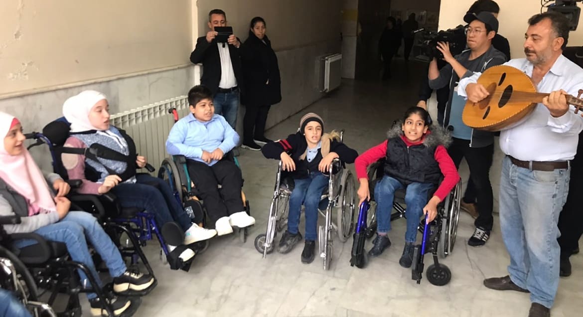 При участии Русской Церкви сирийским детям-инвалидам переданы коляски и сладости