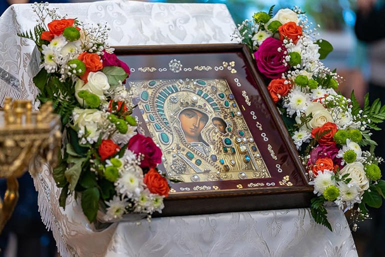 У верующих Казахстана появились точные списки Казанской и Феодоровской икон