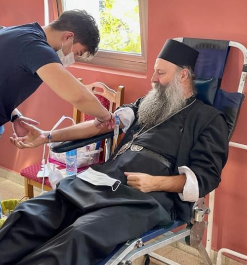 Патриарх Сербский Порфирий сдал кровь для нуждающихся в ней